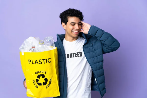 Молодий Венесуельський Чоловік Тримає Повний Пакет Пластикових Пляшок Посміхається Багато — стокове фото