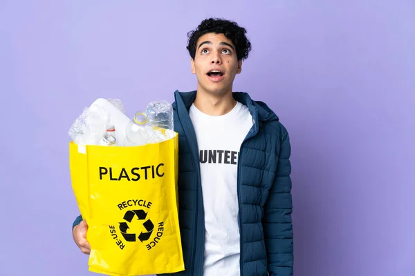 Молодий Венесуельський Чоловік Який Тримає Повний Пакет Пластикових Пляшок Дивлячись — стокове фото