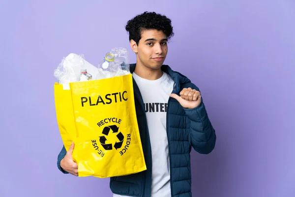 Молодий Венесуельський Чоловік Тримає Повний Пакет Пластикових Пляшок Гордий Самозадоволений — стокове фото