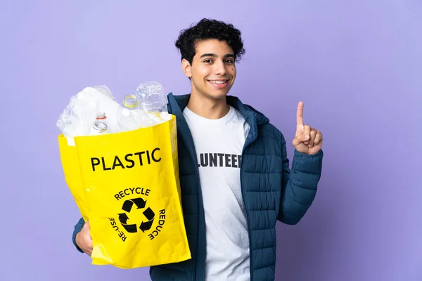 Молодий Венесуельський Чоловік Тримає Сумку Пластиковими Пляшками Показує Піднімає Палець — стокове фото