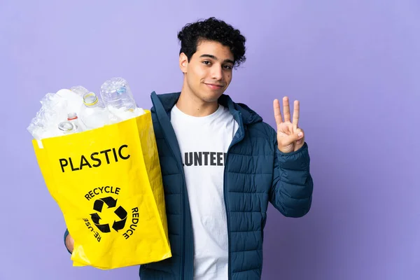 Молодий Венесуельський Чоловік Тримає Повний Пакет Пластикових Пляшок Щасливим Рахує — стокове фото