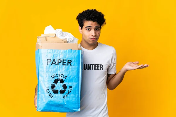 Mladý Venezuelský Muž Držící Recyklační Sáček Plný Papíru Recyklaci Který — Stock fotografie