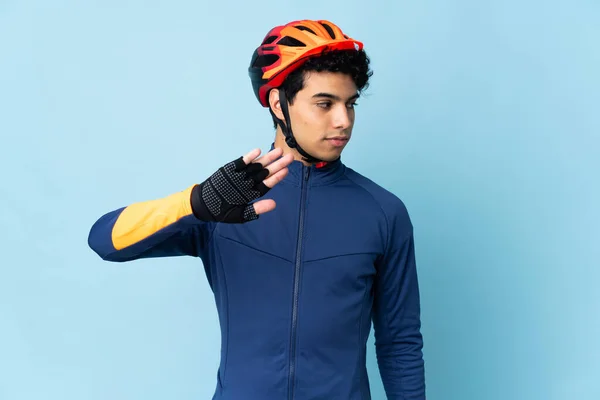 Venezolano Ciclista Aislado Sobre Fondo Azul Haciendo Stop Gesture Decepcionado — Foto de Stock