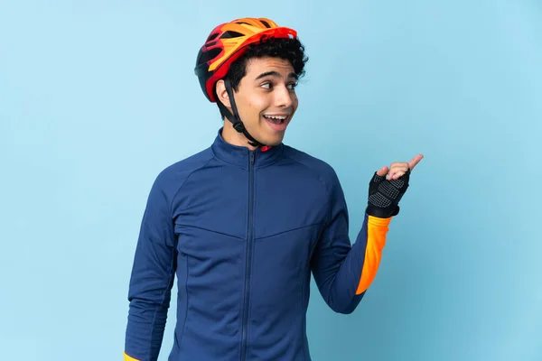 Hombre Ciclista Venezolano Aislado Sobre Fondo Azul Con Intención Realizar —  Fotos de Stock