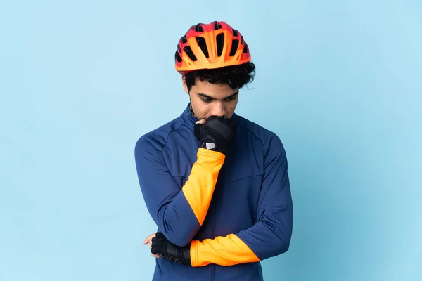 Venezolano Ciclista Aislado Sobre Fondo Azul Teniendo Dudas — Foto de Stock