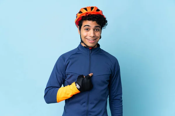Hombre Ciclista Venezolano Aislado Sobre Fondo Azul Con Expresión Facial — Foto de Stock