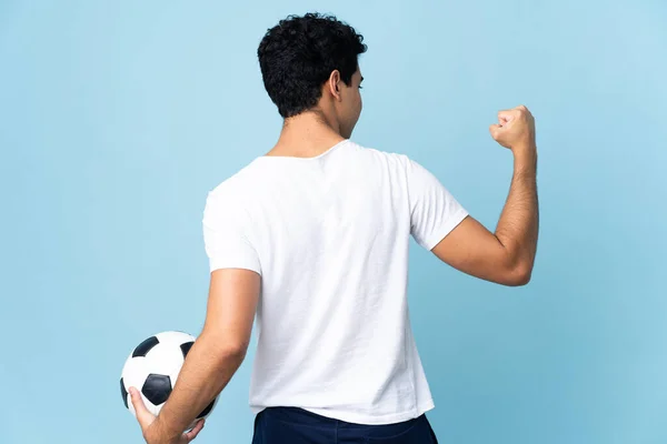 Молодой Венесуэлец Синем Фоне Футбольным Мячом — стоковое фото