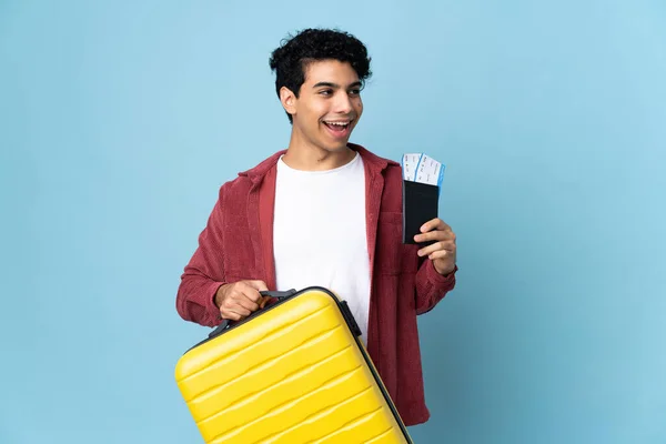 Mladý Venezuelský Muž Izolovaný Modrém Pozadí Dovolené Kufrem Pasem — Stock fotografie
