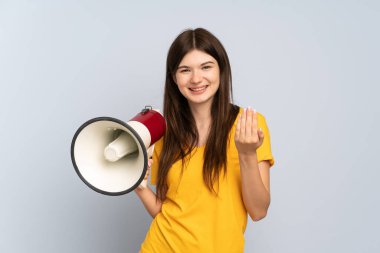 Genç Ukraynalı bir kız beyaz arka planda izole edilmiş bir şekilde elinde bir megafonla gelmeye davet ediyor.