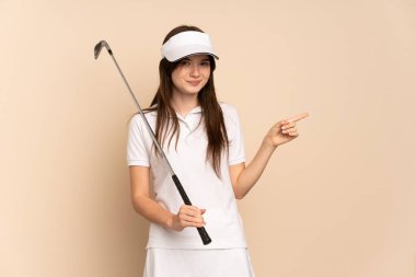 Genç Ukraynalı golfçü kız bej arka planda izole edilmiş.