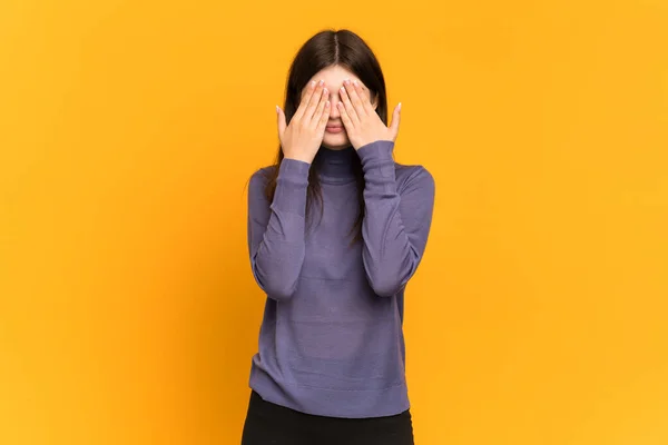 Menina Ucraniana Jovem Isolado Fundo Amarelo Cobrindo Olhos Por Mãos — Fotografia de Stock