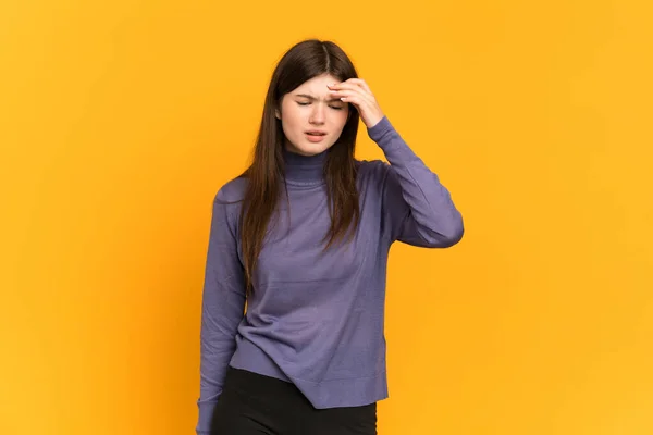 Genç Ukraynalı Kız Sarı Arka Planda Başağrısı Ile Izole Edilmiş — Stok fotoğraf