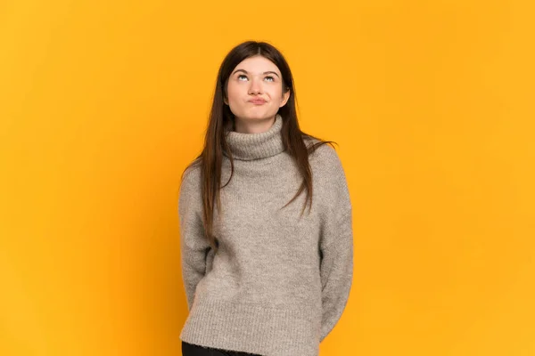 Menina Ucraniana Jovem Isolado Fundo Amarelo Olhando Para Cima — Fotografia de Stock