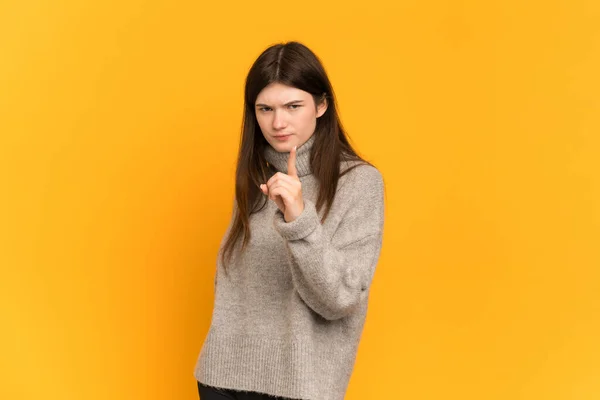 Mladá Ukrajinská Dívka Izolované Žlutém Pozadí Frustrovaný Ukazuje Přední — Stock fotografie