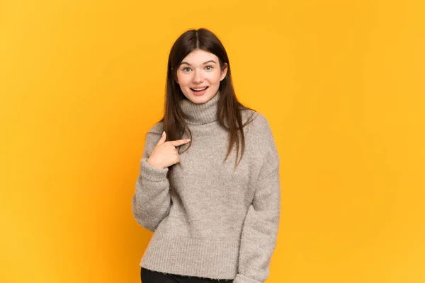 Menina Ucraniana Jovem Isolado Fundo Amarelo Com Expressão Facial Surpresa — Fotografia de Stock