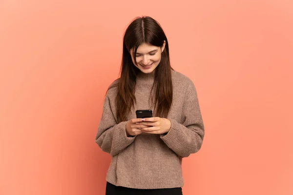 Joven Ucraniana Aislada Sobre Fondo Rosa Enviando Mensaje Correo Electrónico —  Fotos de Stock