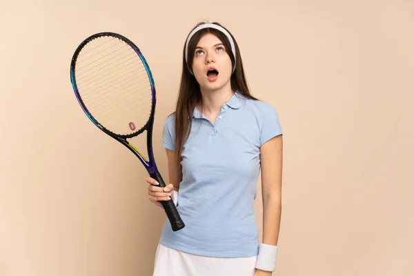 若いですウクライナの女の子テニス選手上の隔離された壁を検索し 驚きの表情 — ストック写真