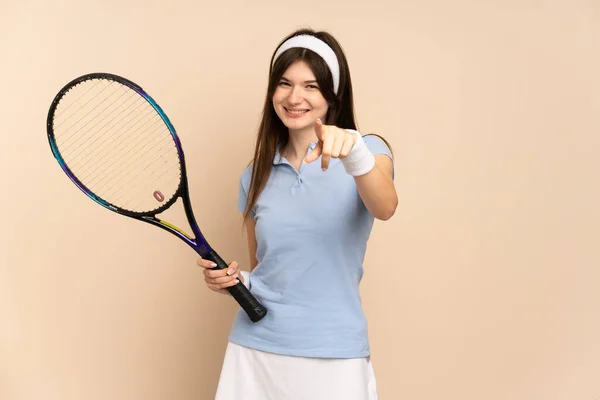 Fiatal Ukrán Lány Teniszező Felett Elszigetelt Fal Mutatva Elöl Boldog — Stock Fotó