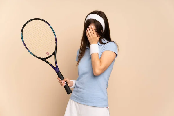 Giovane Ragazza Ucraina Tennista Oltre Muro Isolato Con Espressione Stanca — Foto Stock