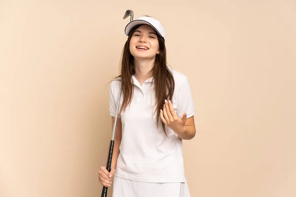 Joven Chica Ucraniana Aislada Sobre Fondo Beige Jugando Golf Haciendo — Foto de Stock
