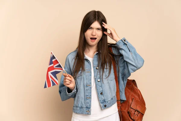 Junge Ukrainerin Mit Britischer Flagge Auf Beigem Hintergrund Und Überraschendem — Stockfoto