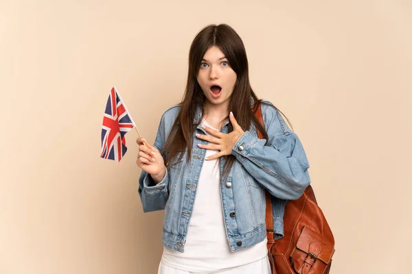 Mladá Ukrajinská Dívka Drží Vlajku Spojeného Království Izolované Béžovém Pozadí — Stock fotografie