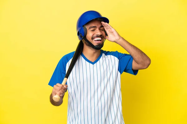 Jonge Colombiaanse Latino Man Spelen Honkbal Geïsoleerd Gele Achtergrond Glimlachen — Stockfoto