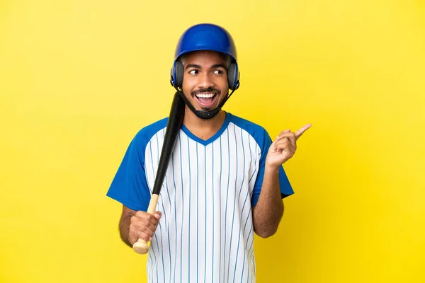 Joven Latino Colombiano Jugando Béisbol Aislado Sobre Fondo Amarillo Con — Foto de Stock