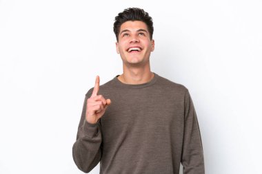 Beyaz fırında izole edilmiş yakışıklı beyaz adam yukarı bakıyor ve şaşırıyor.