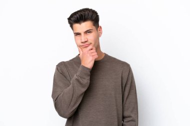 Beyaz tenli, yakışıklı, beyaz tenli bir adam.