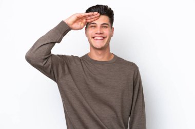 Beyaz, beyaz, beyaz, beyaz, beyaz, beyaz tenli bir adam, mutlu bir ifadeyle selamlıyor.