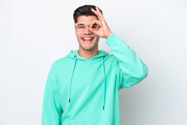 Beyaz fırında izole edilmiş beyaz, yakışıklı beyaz bir adam parmaklarıyla işaret veriyor.