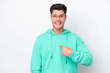 Beyaz fırında yalıtılmış beyaz, yakışıklı, beyaz bir adam.