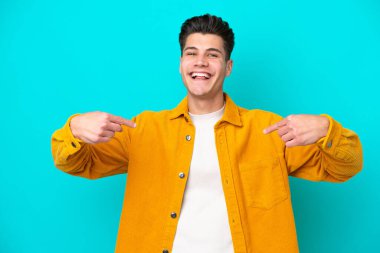 Genç, yakışıklı, beyaz bir adam, mavi fırında yalnız, gururlu ve kendini beğenmiş.