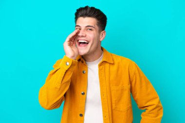 Genç, yakışıklı, beyaz bir adam mavi fırında izole edilmiş ve ağzı açık bağırıyor.