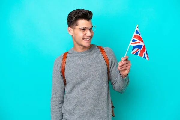 Junger Kaukasischer Mann Mit Einer Britischen Flagge Auf Blauem Hintergrund — Stockfoto