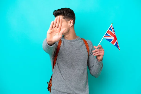 青い背景にイギリス国旗を掲げた若い白人男性がジェスチャーを止め失望した — ストック写真