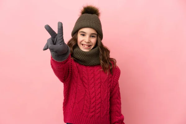 Menina Com Chapéu Inverno Isolado Fundo Rosa Sorrindo Mostrando Sinal — Fotografia de Stock