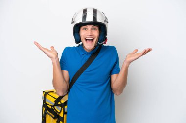 Termal sırt çantalı, beyaz arka planda yüzü şoke olmuş beyaz bir adam.