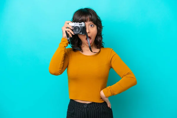 Mladý Fotograf Latinsky Žena Izolované Modrém Pozadí — Stock fotografie