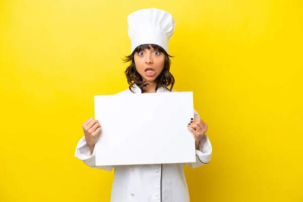 Jonge Chef Kok Latin Vrouw Geïsoleerd Gele Achtergrond Met Een — Stockfoto