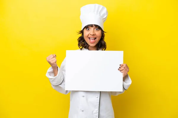 Giovane Chef Donna Latina Isolata Sfondo Giallo Che Tiene Cartello — Foto Stock