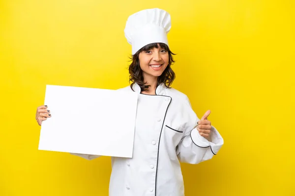 Junge Köchin Lateinisch Frau Isoliert Auf Gelbem Hintergrund Hält Ein — Stockfoto