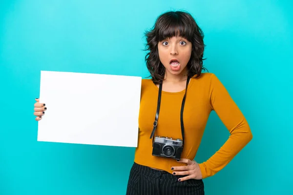 Giovane Fotografa Donna Latina Isolata Sfondo Blu Con Cartello Vuoto — Foto Stock