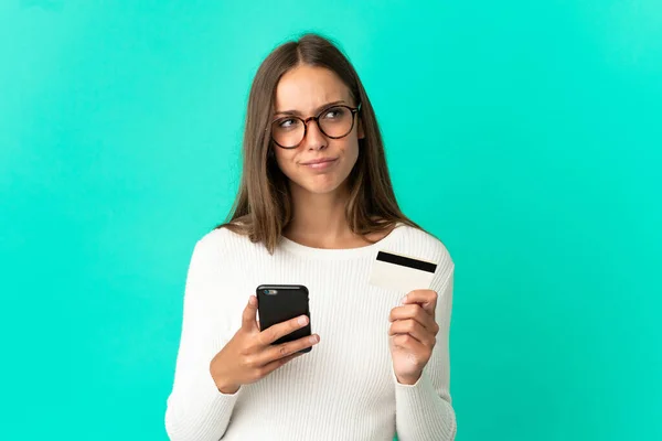 Jeune Femme Sur Fond Bleu Isolé Acheter Avec Mobile Avec — Photo