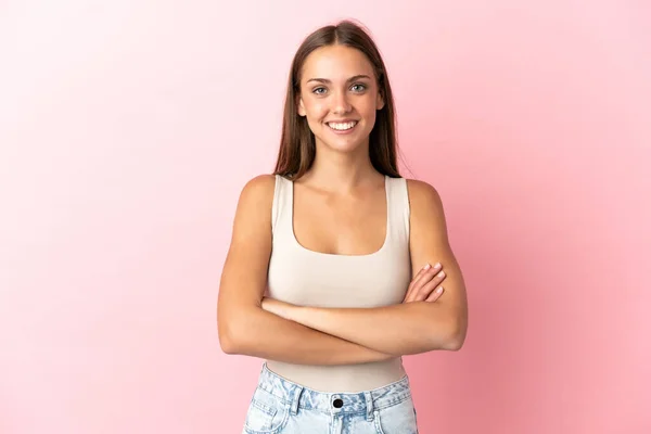 Junge Frau Über Isoliertem Rosa Hintergrund Die Arme Frontalposition Verschränkt — Stockfoto