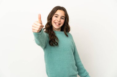 Beyaz arka planda izole edilmiş beyaz bir kız. Başparmakları havada. Çünkü iyi bir şey oldu.