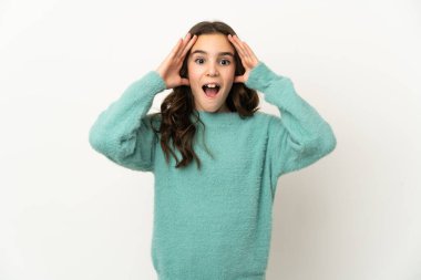 Beyaz arka planda izole edilmiş beyaz bir kız. Sürpriz bir ifadeyle.