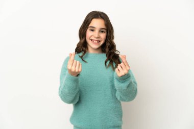 Beyaz arka planda izole edilmiş küçük beyaz kız para hareketi yapıyor.