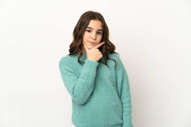 Beyaz arka planda izole edilmiş küçük beyaz kız kuşkuları var.